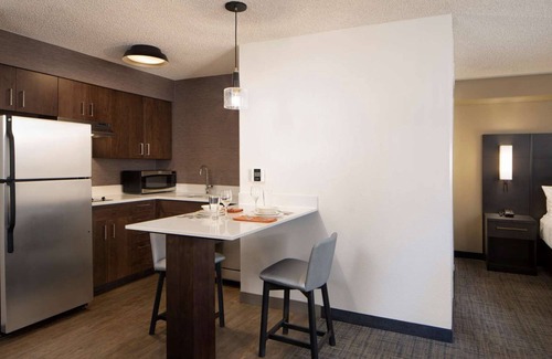 Raisin Hotel | Two Budget Wise Stay Perfect for Getaway, Outdoor Pool Access w/ Free Breakfast