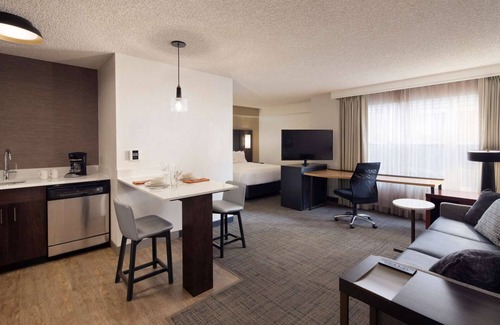 Raisin Hotel | Two Budget Wise Stay Perfect for Getaway, Outdoor Pool Access w/ Free Breakfast