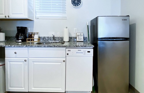 Maxwell Condominio | TWO Condos! Side by Side Curated Suites! Sleeps 18! Parking!