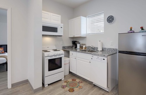 Maxwell Condominio | TWO Condos! Side by Side Curated Suites! Sleeps 18! Parking!