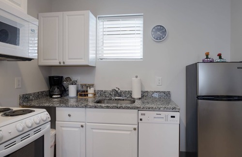 Maxwell Condominio | TWO Condos! Side by Side Curated Suites! Sleeps 18! Parking!