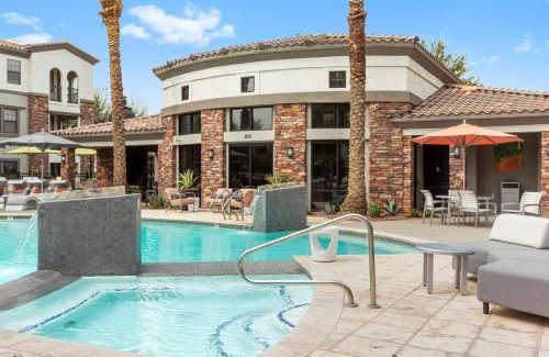 Glendale Sports and Entertainment District Apartamento | TWO Cozysuites with Pool Jacuzzi in Glendale 10&03