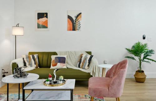 Glendale Sports and Entertainment District Apartamento | TWO Cozysuites with Pool Jacuzzi in Glendale 10&03