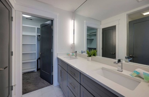 Nashville Apartamento | Two Elegant Townhomes - Perfect for Large Groups