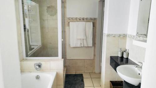 Greater Johannesburg Metropolitan Area Apartamento | Two en-suite in a light filled apartment in Sandton