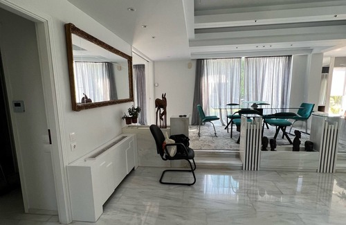 Kavouri Villa | Villa de dos plantas con jardín en Voula