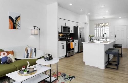 Glendale Sports and Entertainment District Apartamento | TWO Glendale CozySuites with Pool 2 & 9