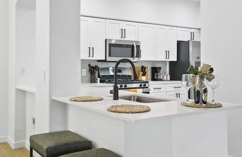 Glendale Sports and Entertainment District Apartamento | TWO Glendale CozySuites with Pool 2 & 9