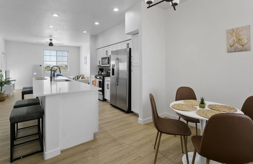 Glendale Sports and Entertainment District Apartamento | TWO Glendale CozySuites with Pool 2 & 9