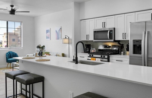 Glendale Sports and Entertainment District Apartamento | TWO Glendale CozySuites with Pool 2 & 9