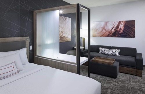 Clearwater Beach Hotel | Two Great Units, Pool, Near Clearwater Beach, Restaurant and Bar!