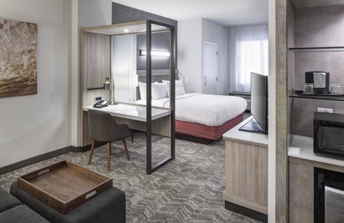 Clearwater Beach Hotel | Two Great Units, Pool, Near Clearwater Beach, Restaurant and Bar!