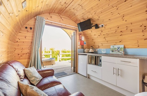 Oakenholt Cabaña | TWOTS, romántico, carácter casa de vacaciones en Flint, Ref 951605