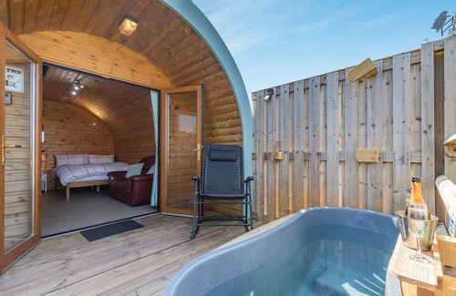 Oakenholt Cabaña | TWOTS, romántico, carácter casa de vacaciones en Flint, Ref 951605