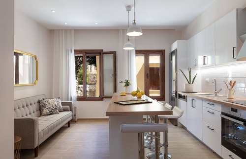 Old Town Rethymnon Casa | Two independent apartments in one, a beautiful terrace with Jacuzzi and bbq!