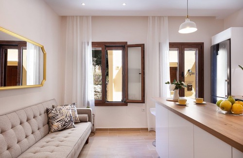 Old Town Rethymnon Casa | Two independent apartments in one, a beautiful terrace with Jacuzzi and bbq!