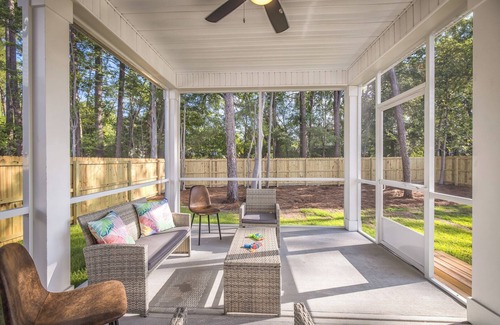 Kings Grant Casa | Two King beds, Game Room, Screen Room, Fully Fenced in Yard Beautiful Home!