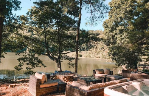 Martinsville Cabina | Two lakefront cabins next door