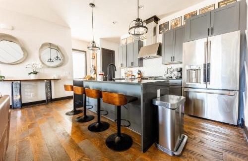 Edgehill Casa | Two Lavish Gulch Homes - Mins to Broadway