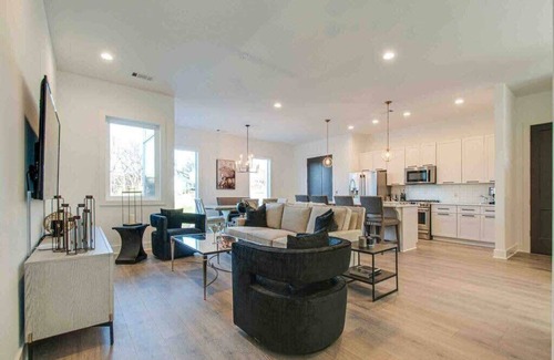 Berry Hill Casa | Two New Luxury Homes! Hot Tub + Game Room!