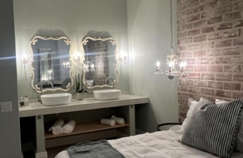 Rondebosch Casa | Two on Milner - ARUM COTTAGE - Stylish open-plan Guesthouse in Rondebosch