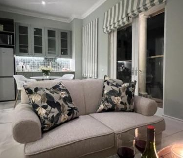 Rondebosch Casa | Two on Milner - ARUM COTTAGE - Stylish open-plan Guesthouse in Rondebosch