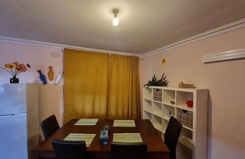 Tullamarine Casa | Two Pines, house near airport and shopping!