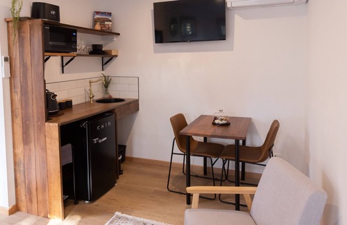 Burnie Apartamento | Two purpose built B and B units with queen size beds.