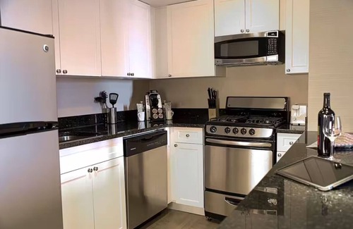 Logan Square Casa | Two Relaxing Suite w/Kitchen | Perfect for Family Stays – Pet Friendly