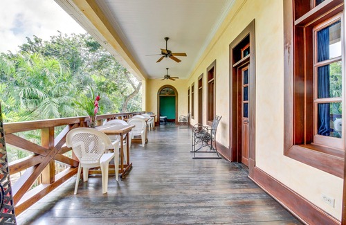 Bullet Tree Falls Casa | ¡Dos suites aptas para perros frente al río con piscina infinita compartida y vistas al balcón!