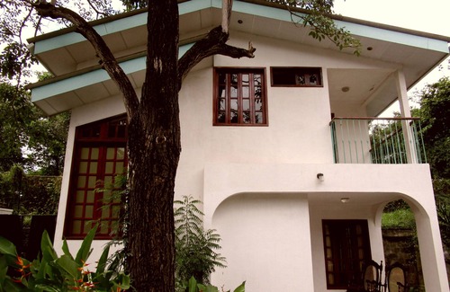 Managua Casa | De dos plantas totalmente equipada casa