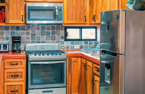 La Ventana Casa | Nuevo 2 dormitorios, 1 baño con vistas al océano y un comedor en la azotea y zona de barbacoa.