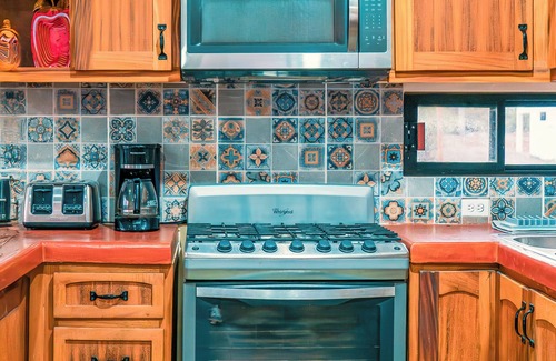 La Ventana Casa | Nuevo 2 dormitorios, 1 baño con vistas al océano y un comedor en la azotea y zona de barbacoa.