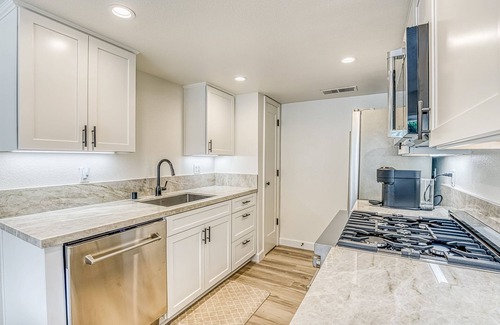Bass Lake Condominio | Two-story condo in gated community with patio, pool, hot tub - walk to Bass Lake