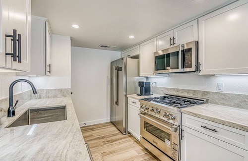 Bass Lake Condominio | Two-story condo in gated community with patio, pool, hot tub - walk to Bass Lake