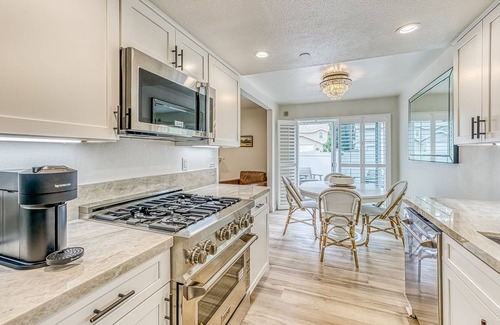 Bass Lake Condominio | Two-story condo in gated community with patio, pool, hot tub - walk to Bass Lake