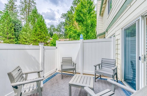 Bass Lake Condominio | Two-story condo in gated community with patio, pool, hot tub - walk to Bass Lake
