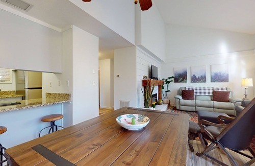 Sapphire Condominio | Two-story resort condo, pools, tennis, golf & lake access. Dog friendly