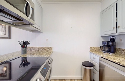Sapphire Condominio | Two-story resort condo, pools, tennis, golf & lake access. Dog friendly