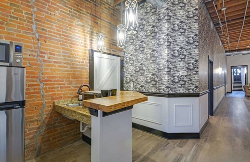Galena Condominio | Two Story Suite Overlooking Historic Main Street Galena, IL. Sleeps 16!