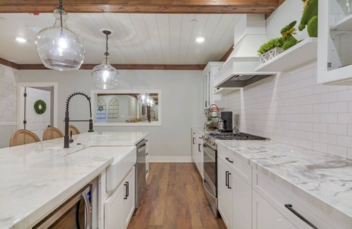 Galena Condominio | Two Story Suite Overlooking Historic Main Street Galena, IL. Sleeps 16!