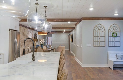 Galena Condominio | Two Story Suite Overlooking Historic Main Street Galena, IL. Sleeps 16!