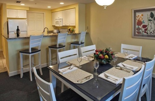 Hilton Head Complejo | Two Stylish 2BR Vacation Home w/Modern Kitchen, Pool and Outdoor Dining