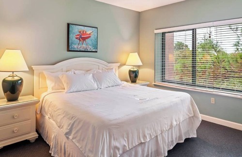 Hilton Head Complejo | Two Stylish 2BR Vacation Home w/Modern Kitchen, Pool and Outdoor Dining