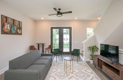 Nashville Casa | Two Townhome Combo w Parking 12 min to DT