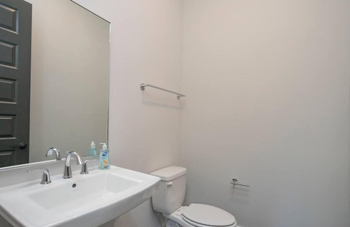Nashville Casa | Two Townhome Combo w Parking 12 min to DT