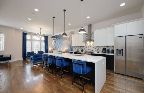 Hadley - Washington Apartamento | Two Townhomes - Hot Tubs and Rooftop Balconies