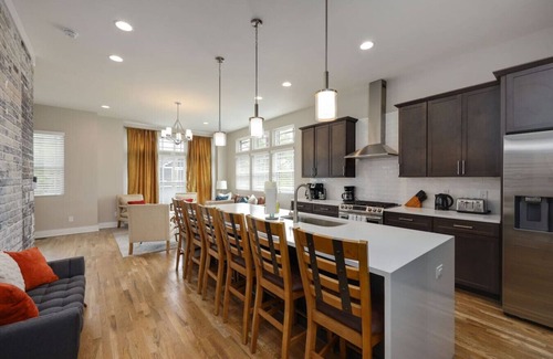 Hadley - Washington Apartamento | Two Townhomes - Hot Tubs and Rooftop Balconies