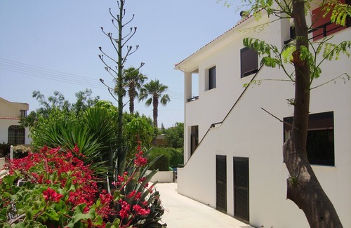Kissonerga Apartamento | Dos muy grande y luminoso apartamento con jardín privado, piscina y parrilla