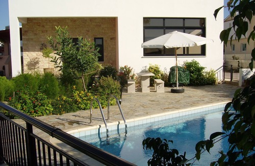 Kissonerga Apartamento | Dos muy grande y luminoso apartamento con jardín privado, piscina y parrilla